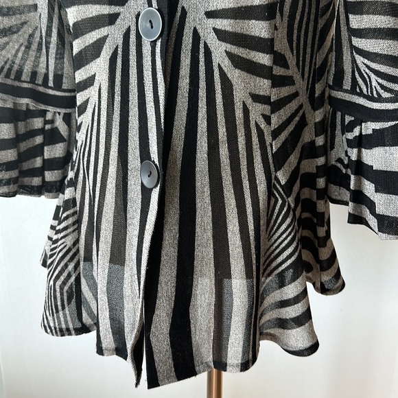 Black & grey whimsical bell sleeve cardigan - Picture 5 of 8